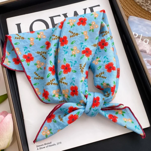 وشاح نسائي صغير مربع بحجم 60 سم، بأسلوب عصري ومنعش باللون الأزرق  مصنوع من  القطن والكتان، بطبعة زهور، للرقبة."