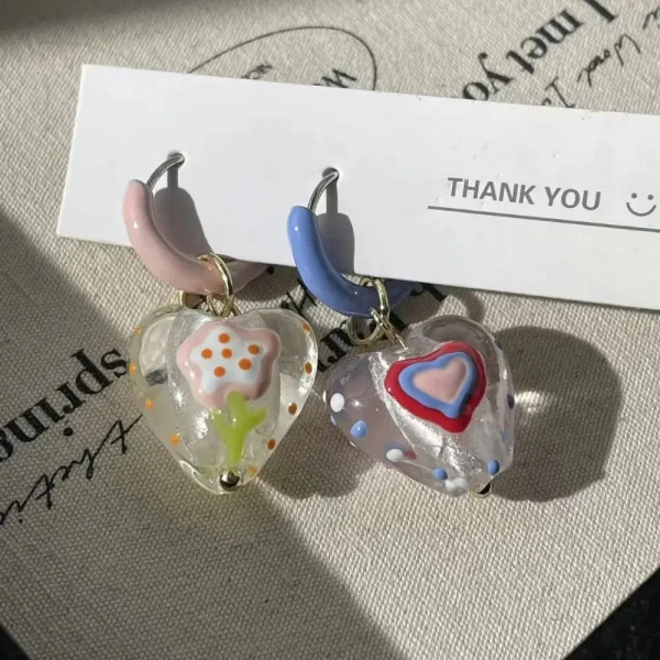 اقراط على شكل قلب ملون