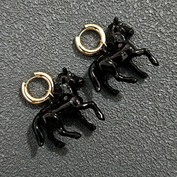 Sa607968161f84ea59e37c82eb1713dc0P.webp اقراط متنوعة ومنها على شكل خيل