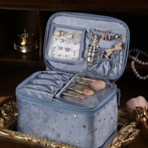 حقيبة أدوات تجميل أنيقة للنساء.