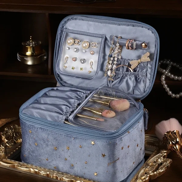 حقيبة أدوات تجميل أنيقة للنساء.