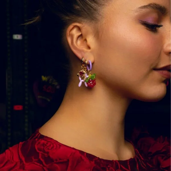 أقراط نسائية عصرية ملونة بتصميم فواكه فردية، تشمل العنب، الكرز، والليمون، مصنوعة من الفولاذ المقاوم للصدأ