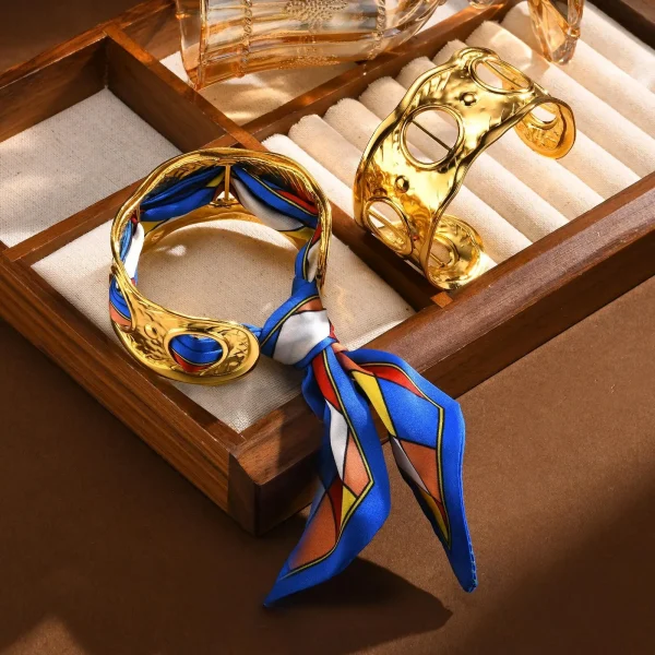 سوار مميز مفتوح من الفولاذ المقاوم للصدأ مع أوشحة حريرية