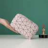 حقيبة مكياج أنيقة ذات اشكال هندسية