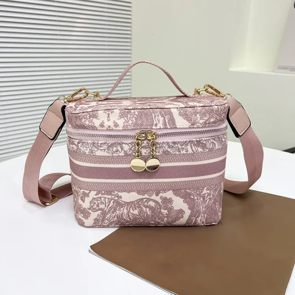 حقيبة تجميل مطرّزة بتصميم عصري