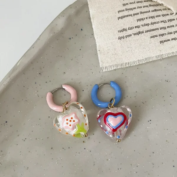 اقراط على شكل قلب ملون