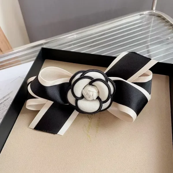 مشبك شعر بتصميم زهرة الكاميليا العتيق