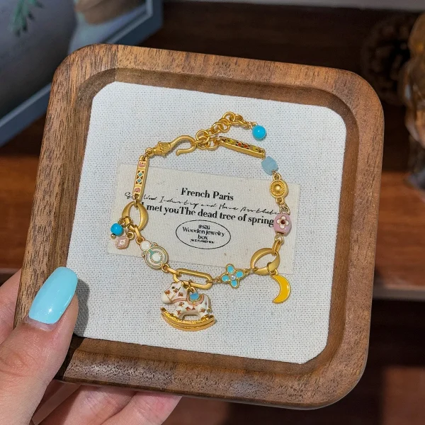 سوار نسائي فاخر من النحاس مزين بالمينا الملونة بتقنية قطرة الزيت مع زهرة القمر والحصان الخشبي وكريستال بنفسجي، تصميم عتيق.