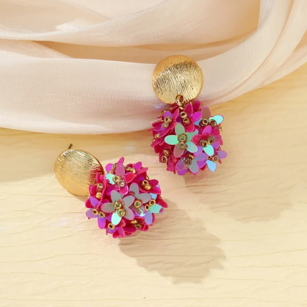 أقراط متدلية دائرية مزينة بالخرز