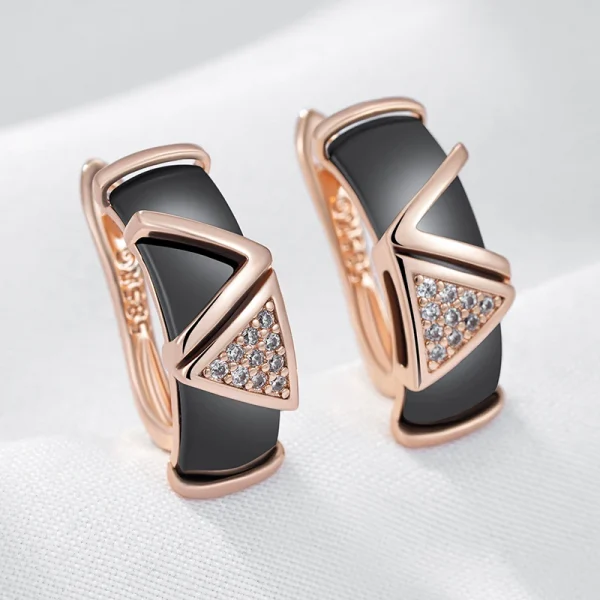 اقراط ذهبية ذات شكل هندسي باللون الاسود