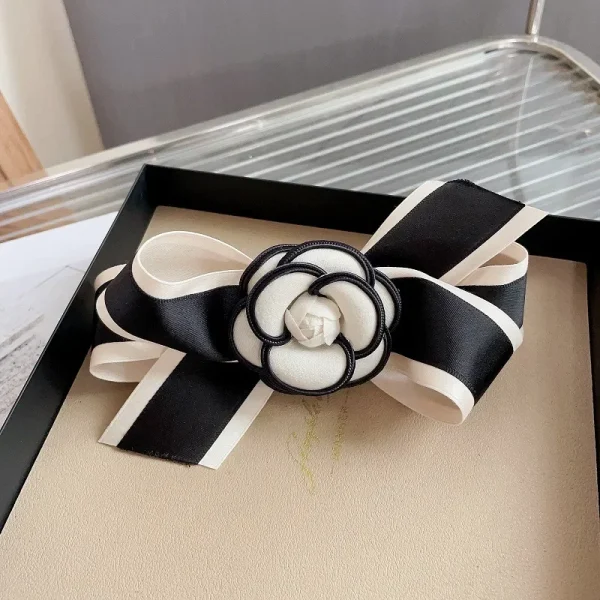 مشبك شعر بتصميم زهرة الكاميليا العتيق