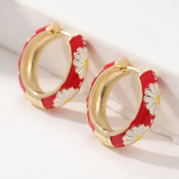 اقراط حلقية حمراء على شكل زهرة ، حلقات سميكة، مطلية بالمينا الصناعي