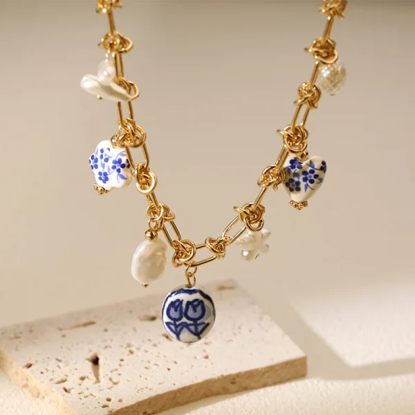 عقد ذهبي أنيق بأحجار بيضاء مزخرفة باللون الازرق البحري