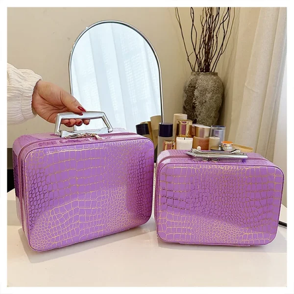 Sbe75f7dddcdd4b9fa625cf26b1d53c1cT.webp حقيبة مكياج محمولة للسيدات، بسعة كبيرة وملمس لامع، مناسبة للسفر