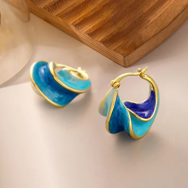 اقراط ذهبية ملونة