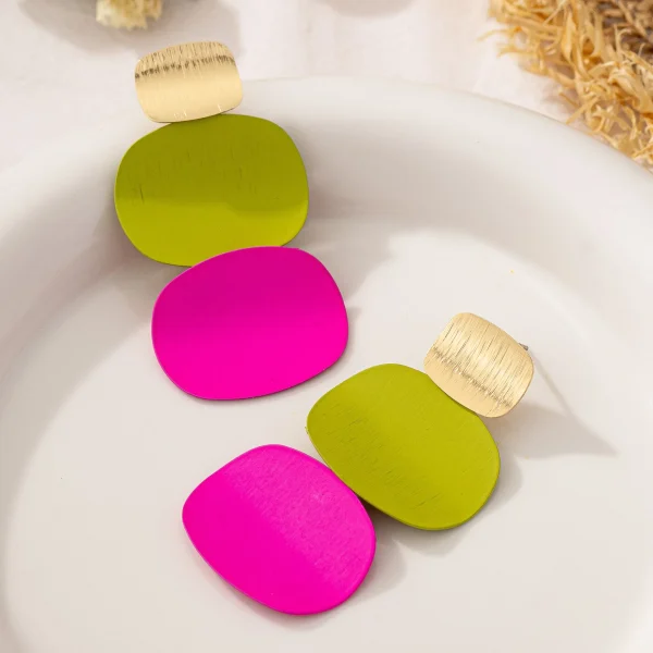 أقراط نسائية ملونة وعصرية بتصميم هندسي على شكل أقراص