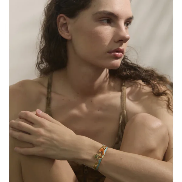 سوار مفتوح بأسلوب المحيط من Yhpup، مزين بالمينا الملوّنة على شكل صدفة جوز الهند ودولفين