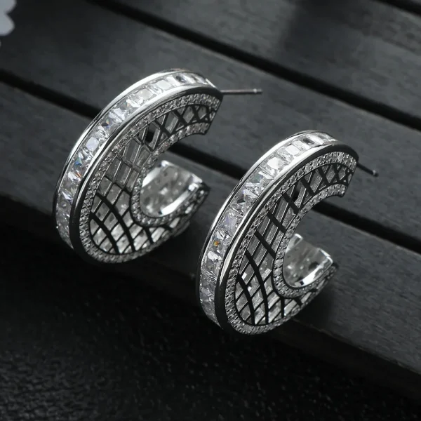 أقراط نسائية على شكل حرف C مزينة بزركون ملوّن، بتصميم مجوّف ومرصّعة بالأحجار