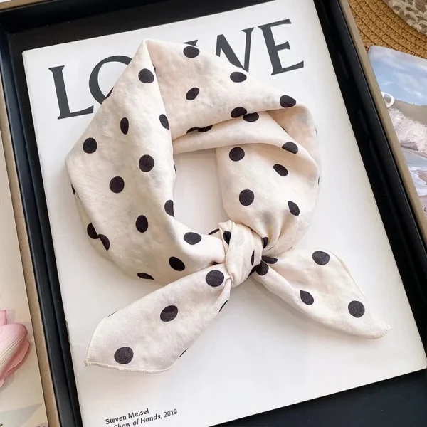 وشاح نسائي صغير مربع بحجم 60 سم، بأسلوب عصري ومنعش باللون الأزرق  مصنوع من  القطن والكتان، بطبعة زهور، للرقبة."