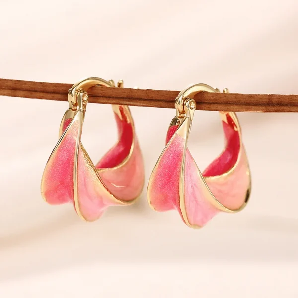 اقراط ذهبية ملونة