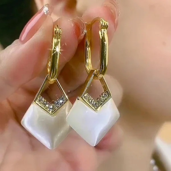 اقراط متنوعط على شكل قلب أحمر ولؤلؤ