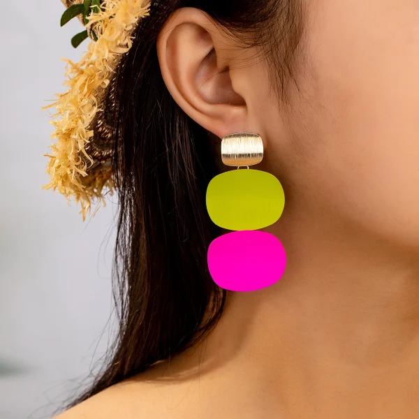 أقراط نسائية ملونة وعصرية بتصميم هندسي على شكل أقراص