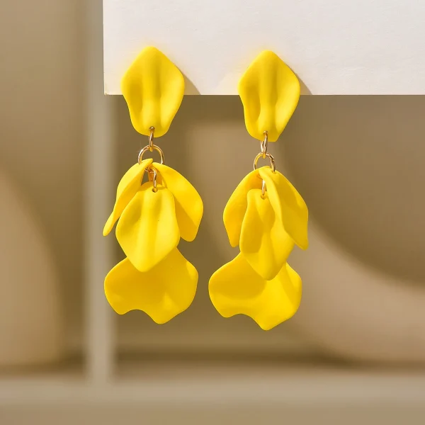 أقراط بتصميم فخم خفيف بلمسة مطفية على شكل بتلات