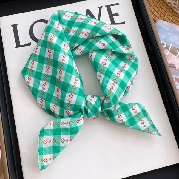 وشاح نسائي صغير مربع بحجم 60 سم، بأسلوب عصري ومنعش باللون الأزرق  مصنوع من  القطن والكتان، بطبعة زهور، للرقبة."