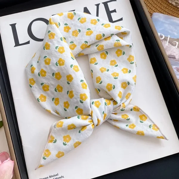 وشاح نسائي صغير مربع بحجم 60 سم، بأسلوب عصري ومنعش باللون الأزرق  مصنوع من  القطن والكتان، بطبعة زهور، للرقبة."