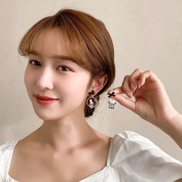 أقراط كرتونية برسمة أرنب سحري وفراشة سوداء بدبوس فضي