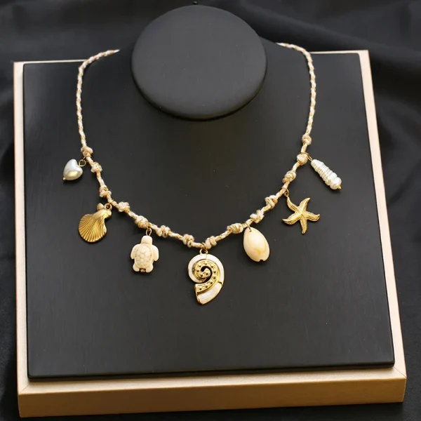 عقد ذهبي أنيق بأحجار بيضاء مزخرفة باللون الازرق البحري