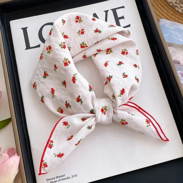 وشاح نسائي صغير مربع بحجم 60 سم، بأسلوب عصري ومنعش باللون الأزرق  مصنوع من  القطن والكتان، بطبعة زهور، للرقبة."