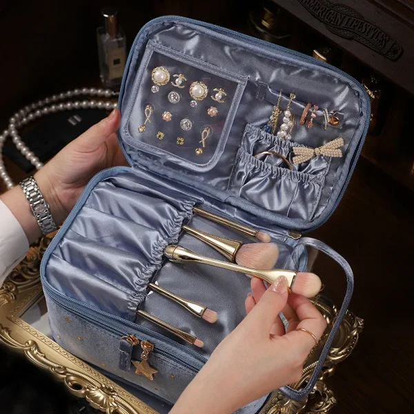 حقيبة أدوات تجميل أنيقة للنساء.