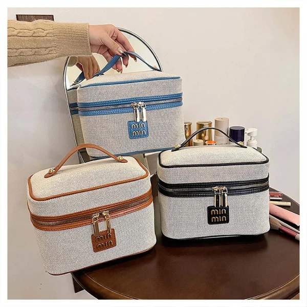 حقيبة أدوات تجميل فاخرة بمعايير معدنية عالية الجودة وقماش فاخر.