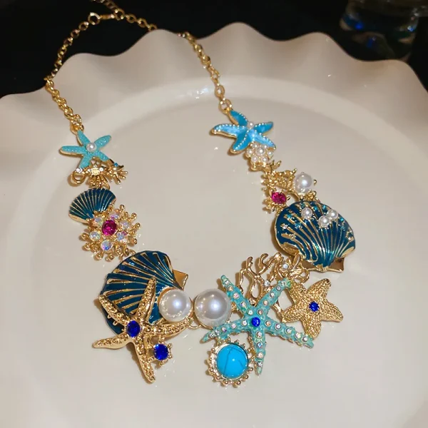 قلادة فريدة بتصميم نجمة و صدفة وشعاب مرجانية مزينة بالراين