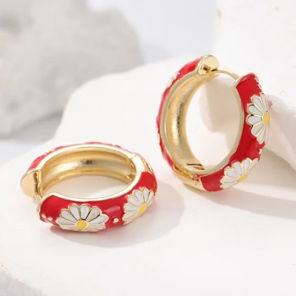 اقراط حلقية حمراء على شكل زهرة ، حلقات سميكة، مطلية بالمينا الصناعي