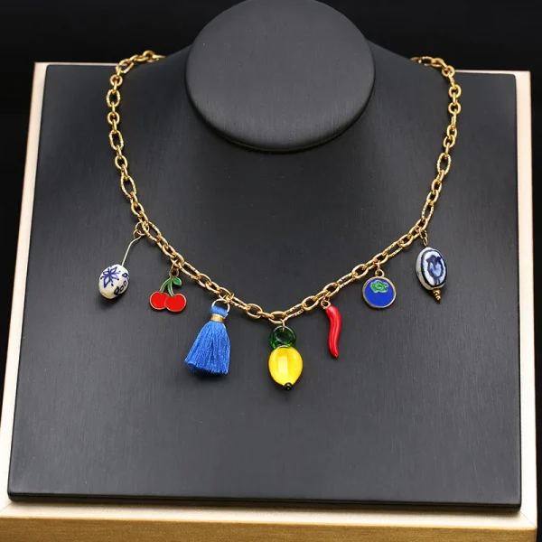 عقد ذهبي أنيق بأحجار بيضاء مزخرفة باللون الازرق البحري