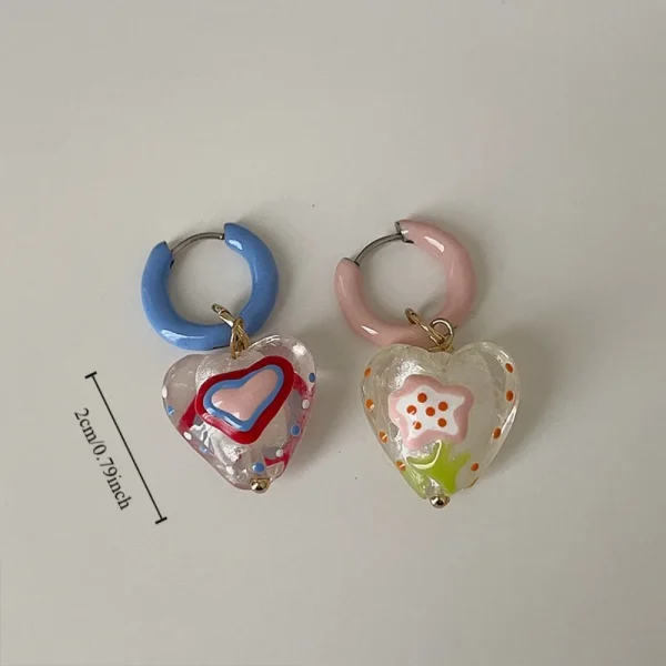 اقراط على شكل قلب ملون