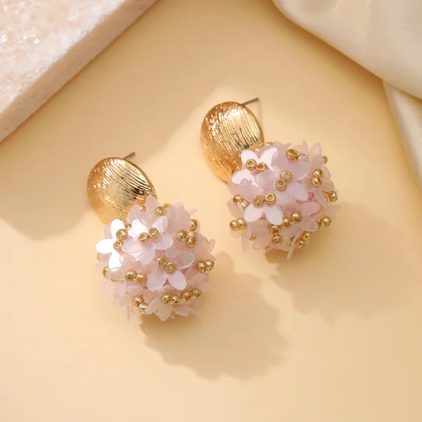 أقراط متدلية دائرية مزينة بالخرز