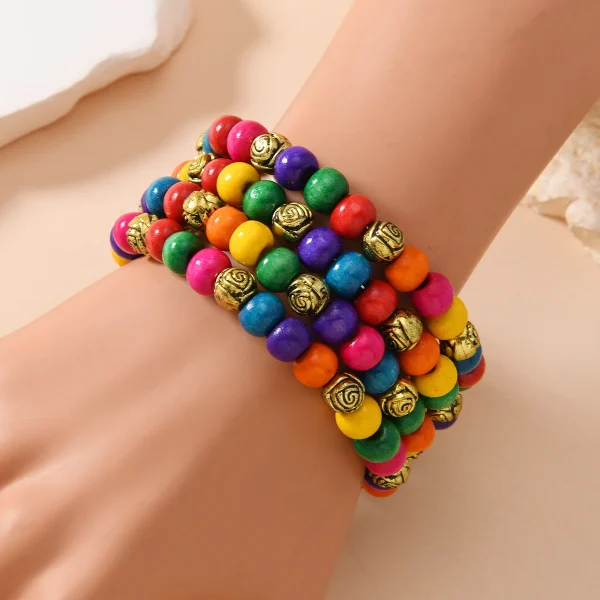سوار متعدد الطبقات مصنوع يدويًا من خرز خشبي ملوّن
