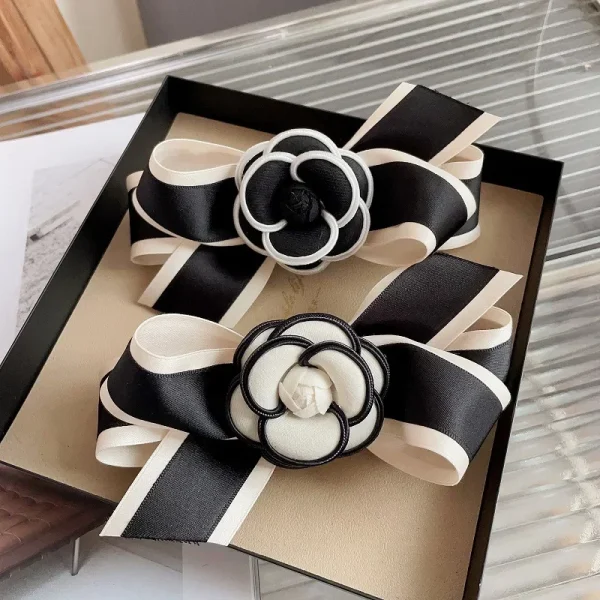 مشبك شعر بتصميم زهرة الكاميليا العتيق