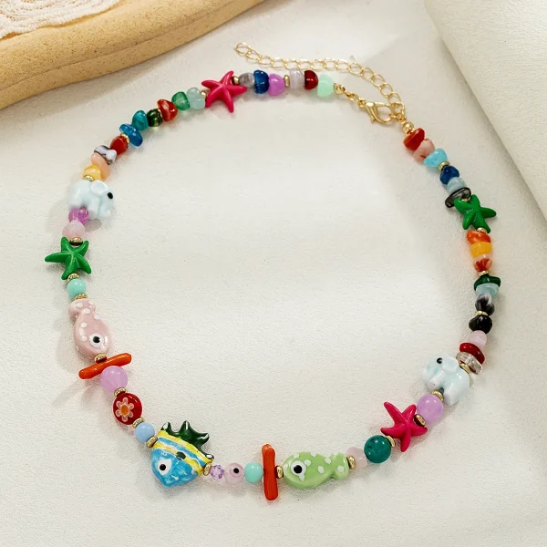 عقد بخرز ملوّن مستوحى من أجواء البحر