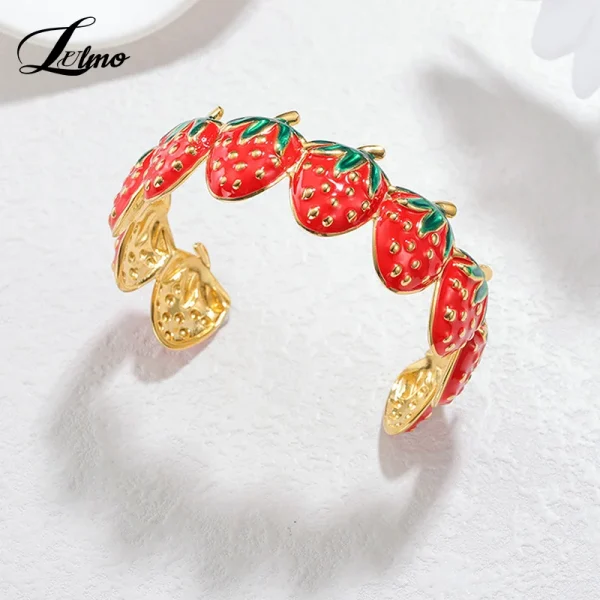 اساور انيقة على شكل كرز وفراولة