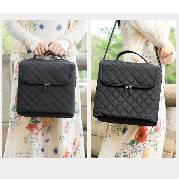 حقيبة مكياج كبيرة السعة بنقشة مربعات.