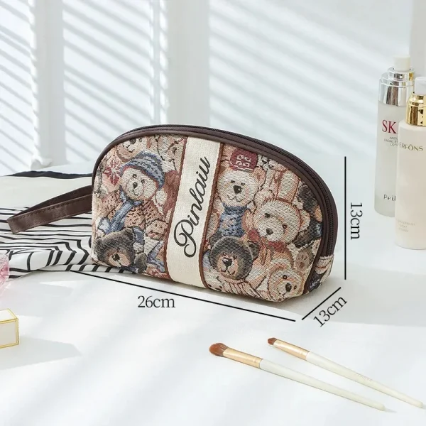 حقيبة مكياج من NoEnName_Null محمولة وعصرية بطبعة دب كرتوني