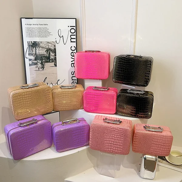 Se2194fcc6c7b4055b5528ed678c74eb5o.webp حقيبة مكياج محمولة للسيدات، بسعة كبيرة وملمس لامع، مناسبة للسفر