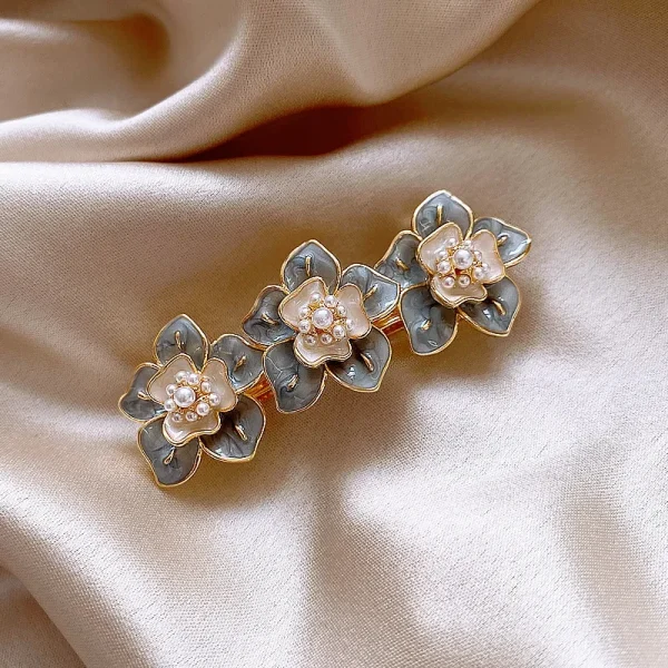 مشبك شعر باللون الأزرق الباهت على شكل زهرة