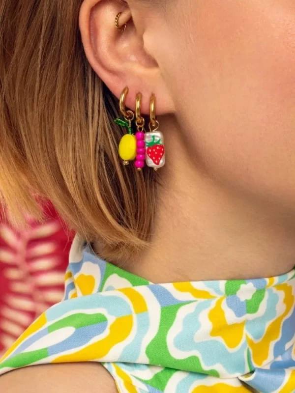 أقراط نسائية عصرية ملونة بتصميم فواكه فردية، تشمل العنب، الكرز، والليمون، مصنوعة من الفولاذ المقاوم للصدأ