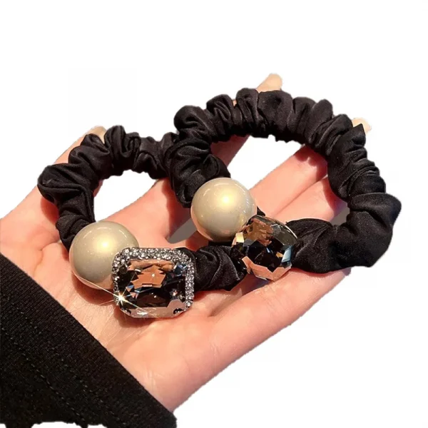 ربطة شعر أنيقة مزينة باللؤلؤ مع حجر مربع لامع من الكريستال