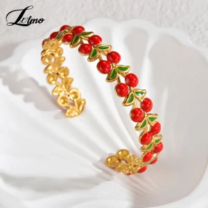 اساور انيقة على شكل كرز وفراولة